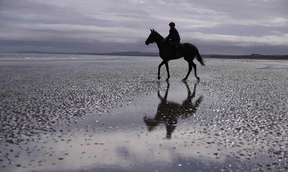 Caballo y jinete se reflejan en la playa antes de la reunión anual de la raza en Laytown, Irlanda. REUTERS/Clodagh Kilcoyne
