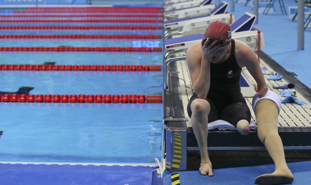 Susannah Rodgers decepcionada tras los 50 metros mariposa de los Juegos Paralímpicos de Río de Janeiro, Brasil. REUTERS/Sergio Moraes