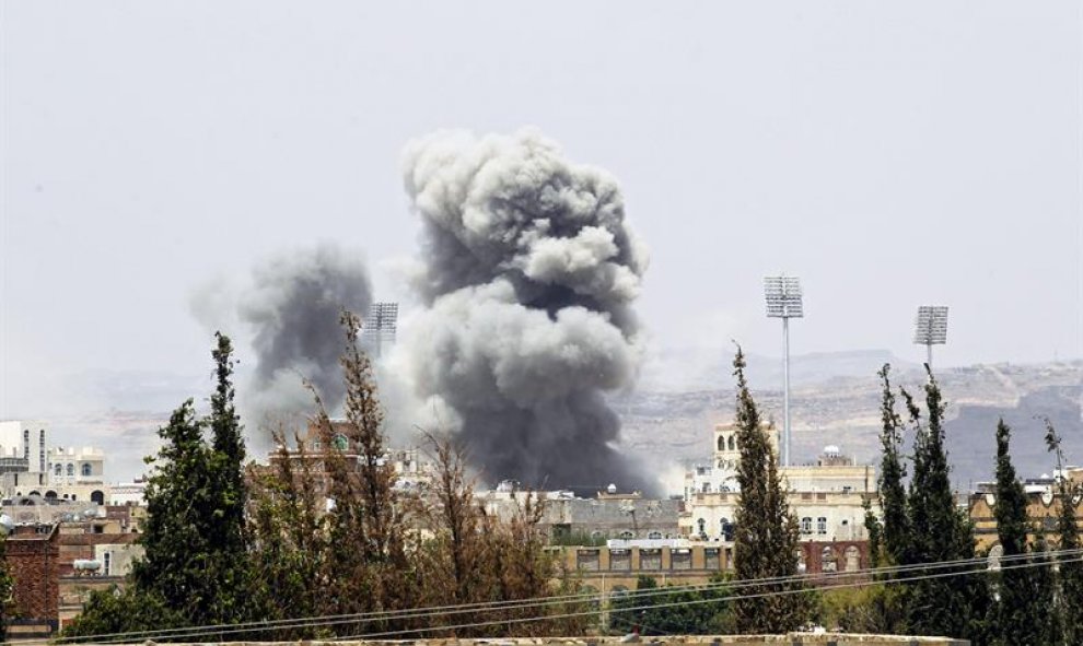 Una columna de humo se eleva tras un bombardeo aéreo de la coalición liderada por Arabia Saudí en Saná (Yemen). EFE/Yahya Arhab