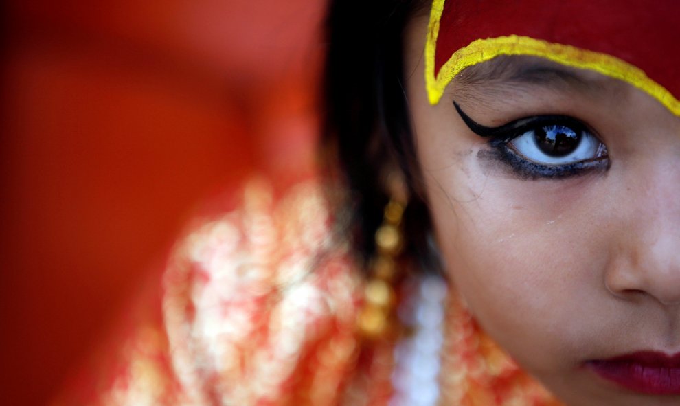 Una chica joven vestida como la diosa Kumari participa en el festival Kumari Puja en Katmandú. REUTERS/Navesh Chitrakar