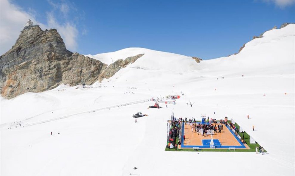 Vista panorámica de varios miembros de la NBA reunidos alrededor del francés Tony Parker, durante un partido de baloncesto de la NBA disputado en el glaciar Aletsch, a 3.454 metros por encima del mar en Jungfraujoch, Suiza. EFE