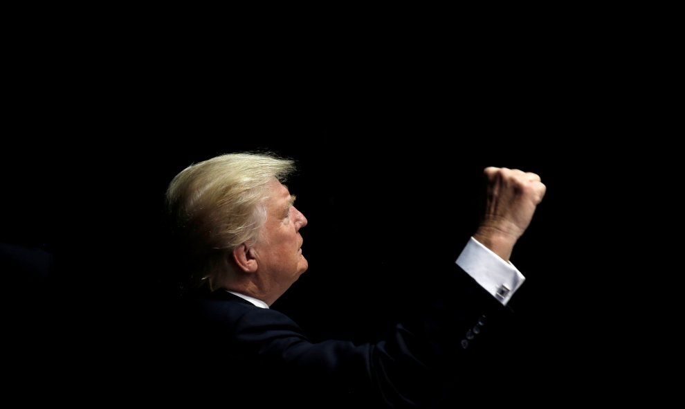El candidato presidencial republicano Donald Trump hace gestos a sus partidarios mientras durante un acto de campaña en Clive, Iowa, EEUU. REUTERS/Mike Segar