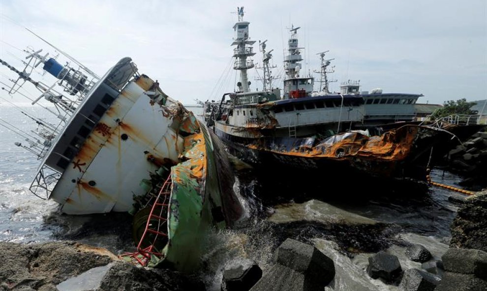Barcos de pesca se hunden tras los destrozos causados por el paso del supertifón Meranti en Kaohsiung (Taiwán). EFE/Ritchie B. Tongo