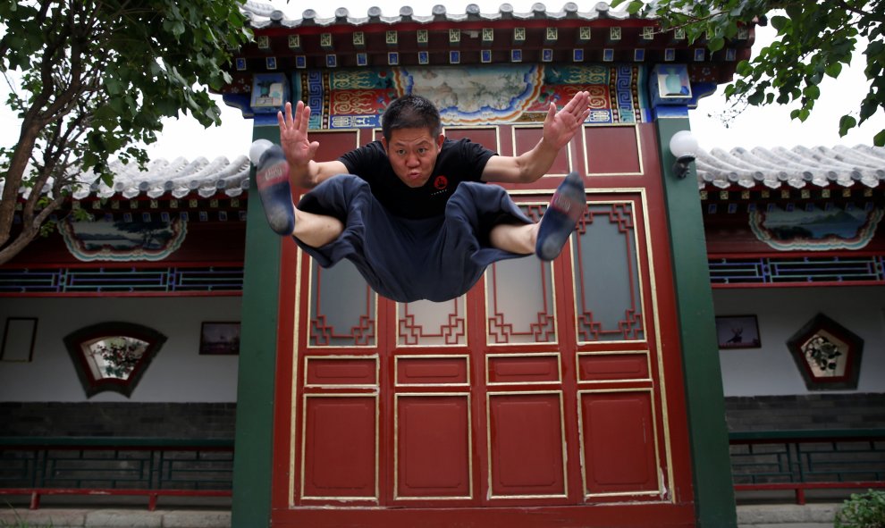 El maestro de Kung Fu Xing Xi demuestra sus habilidades ante la cámara en su academia de Kung Fu "Kung Fu Zen" en Pekín, China. REUTERS / Kim Kyung - Hoon