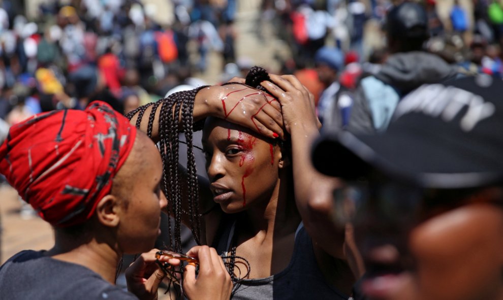 Las protestas en la Universidad de Witwatersrand de Johannesburgo por la subida de tasas se han saldado con decenas de estudiantes heridos por las bolas de goma de la Policía. REUTERS/Siphiwe Sibeko
