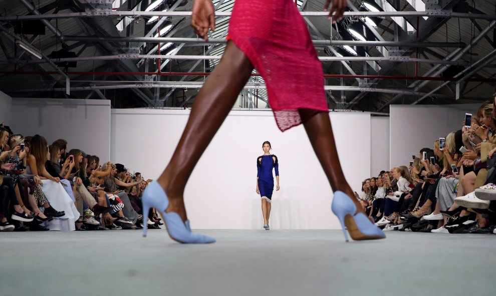 Una modelo desfila con una creación firmada por Emilio de la Morena durante la Semana de la Moda de Londres. REUTERS / Neil Hall