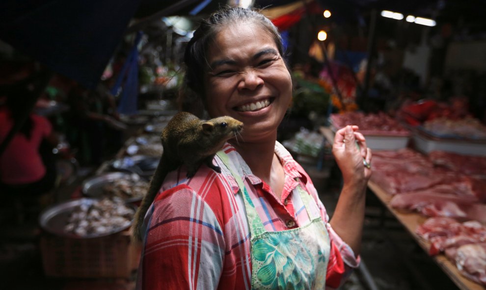 Una mujer camina con una ardilla en su hombro en el Mercado Maeklong en las afueras de Bangkok.REUTERS/Jorge Silva