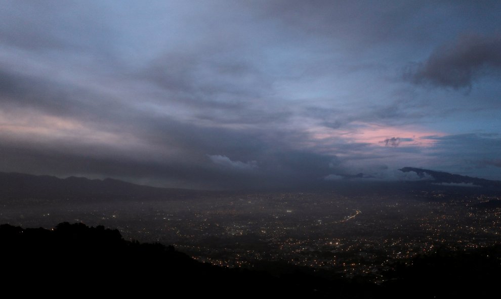 Las cenizas del volcán Turrialba caen sobre San José, Costa Rica. REUTERS / Juan Carlos Ulate