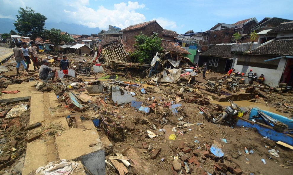 Los residentes reconocen un área dañada por las inundaciones, en Garut, Jave, Indonesia. REUTERS