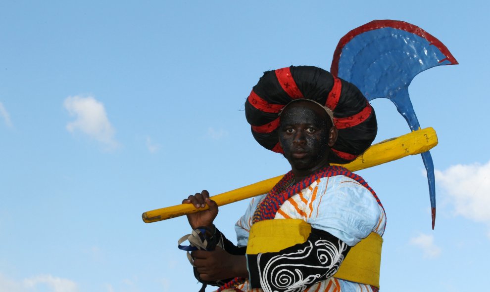 Un jinete espera para participar en el desfile del festival de Durbar en Zaria, Nigeria. REUTERS/Afolabi Sotunde