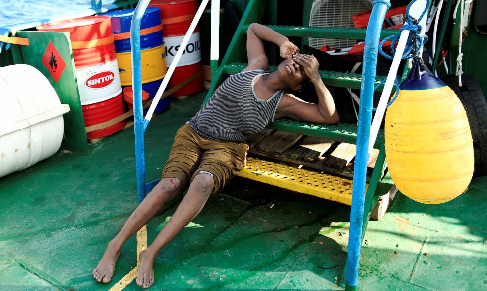 Un migrante agotado es visto a bordo del buque Luventa después de ser rescatado de un bote abarrotado por miembros de la ONG alemana Jugend Rettet durante una operación de rescate en el mar Mediterráneo. REUTERS/Zohra Bensemra