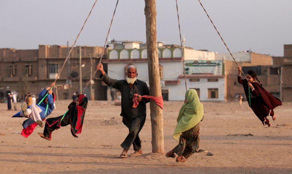 Una suerte de parque para niños en Peshawar, Pakistán. REUTERS / Fayaz Aziz