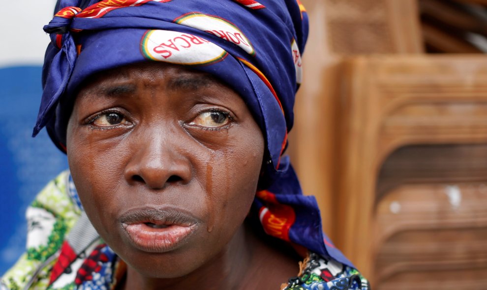 Una mujer congoleña llora por su marido, asesinado cuando las fuerzas de seguridad incendiaron la sede del principal partido de la oposición, Unión por la Democracia y el Progreso Social (UDPS). Kinshasa , República Democrática del Congo. REUTERS / Goran