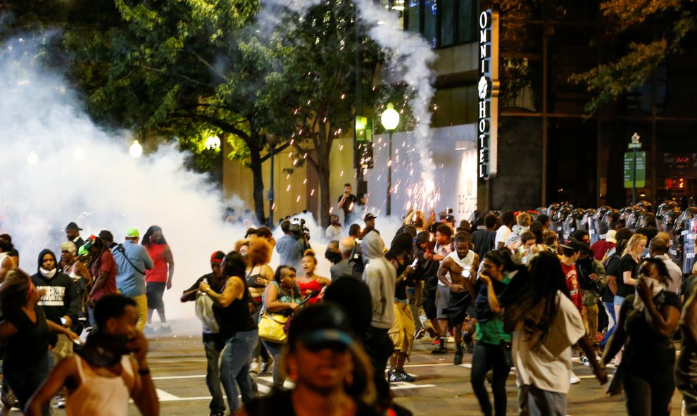 La gente huye de la represión policial por las manifestaciones en contra del asesinato de Keith Scott a manos de los agentes en Charlotte , Carolina del Norte, EE.UU. REUTERS / Jason Miczek