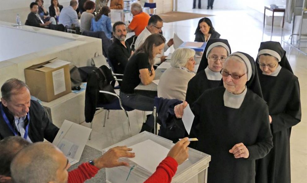 Un grupo de religiosas vota en un colegio electoral, durante la jornada en que Galicia celebra las elecciones autonómicas, esta mañana en Santiago de Compostela. EFE/Lavandeira jr