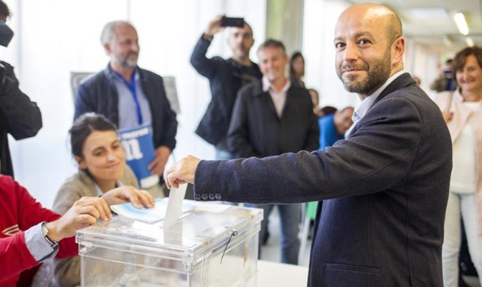 El candidato de En Marea a la Presidencia de la Xunta, Luis Villares, introduce su voto en la urna, durante la jornada de elecciones autonómicas que se celebra hoy en Galicia. EFE/Eliseo Trigo