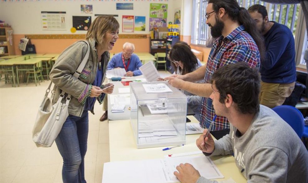 La cabeza de lista de EH Bildu por Álava, Miren Larrion, se dispone a votar para las elecciones al Parlamento Vasco en un colegio electoral del centro de Vitoria. EFE/David Aguilar