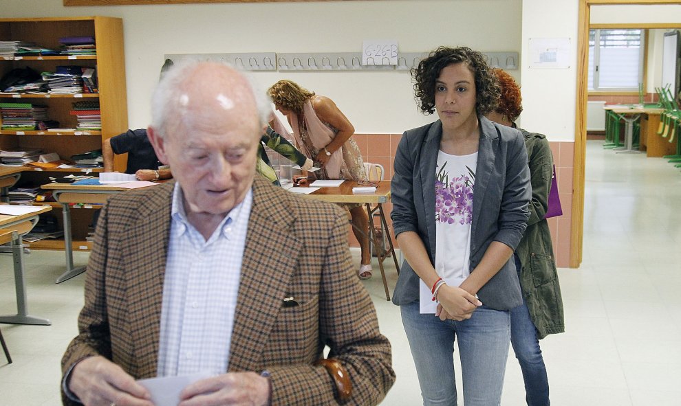 La secretaria general de Podemos Euskadi, Nagua Alba, espera para votar en las elecciones al Parlamento Vasco en el instituto Luberri ubicado en el barrio donostiarra del Antiguo. EFE/Gorka Estrada