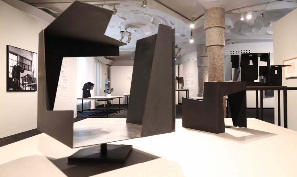 La Fundación Catalunya-La Pedrera ha presentado hoy la exposición "Oteiza. La desocupación del espacio", muestra que efectúa un recorrido por todas las etapas del trabajo del artista vasco, uno de los referentes de la escultura de la segunda mitad del si