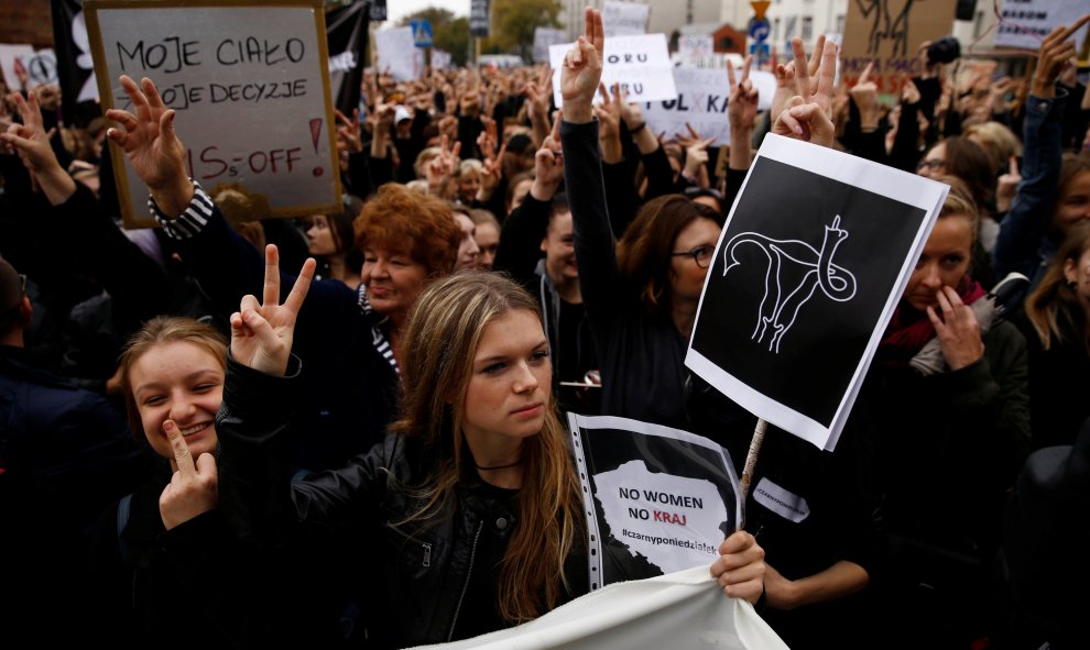 Las mujeres polacas protestan contra los planes del Gobierno de prohibir el aborto. Varsovia. REUTERS / Kacper Pempel