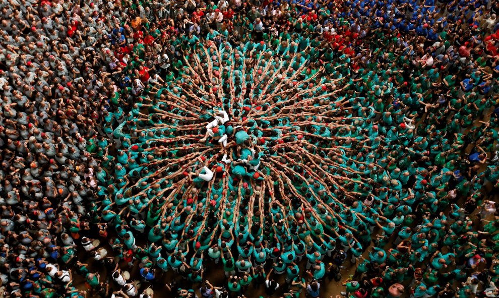 Los famosos castellers de Vilafranca se caen después de formar una torre humana durante una competición bianual en la ciudad de Tarragona. REUTERS / Albert Gea