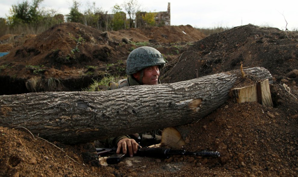 Un miembro de las fuerzas de la autoproclamada República Popular Donetsk en su posición. Petrovskoye, Ucrania. REUTERS / Alexander Ermochenko