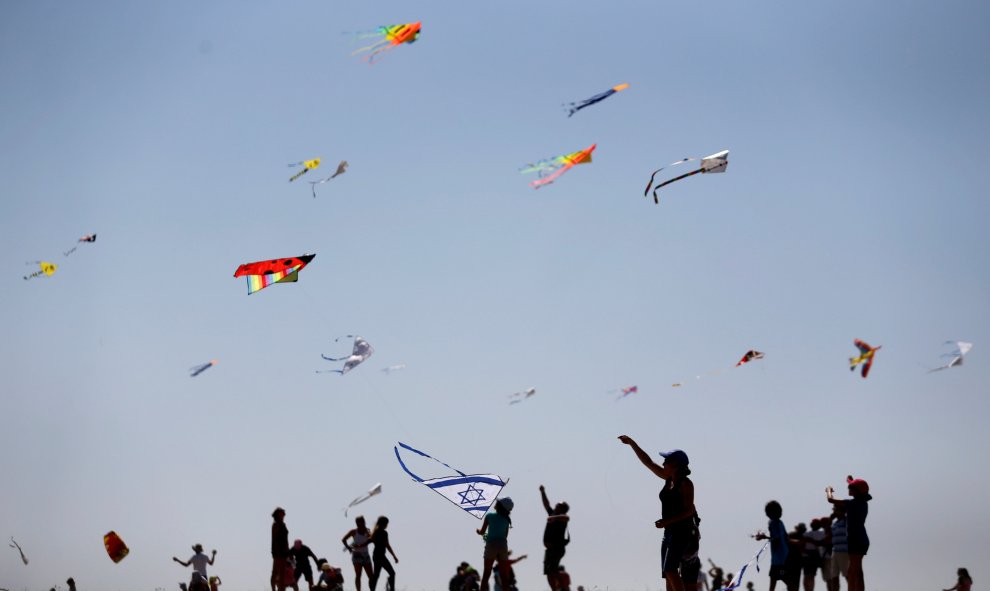 Es típico que en Israel vuelen cometas durante el Rosh Hashaná, el Año Nuevo judío en el Parque Nacional Beit Guvrin, cerca de la ciudad de Kiryat Gat. REUTERS / Amir Cohen