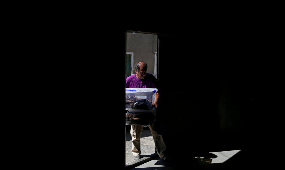 Un miembro de la Asociación por la Recuperación de la Memoria Histórica de Valladolid traslada los restos de republicanos fusilados por el franquismo, exhumados de una fosa junto al cementerio de El Carmen, en Valladolid.- REUTERS / JUAN MEDINA