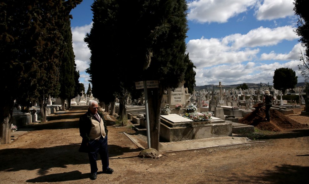 Abilio Pérez, junto a la fosa común en la que él y su esposa creen que se encuentran los restos de su suegro, asesinado por el bando franquista durante la Guerra Civil, en Valladolid.-  REUTERS / Juan Medina