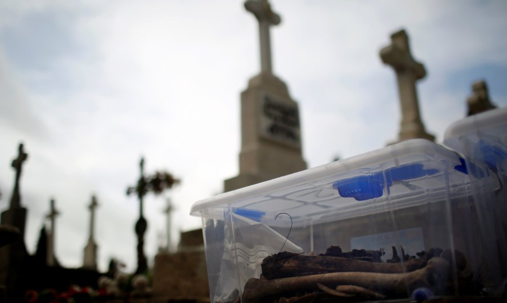 Restos exhumados de asesinados por el bando franquista durante la Guerra Civil, en el cementerio de El Carmen, en Valladolid.- REUTERS/ JUAN MEDINA