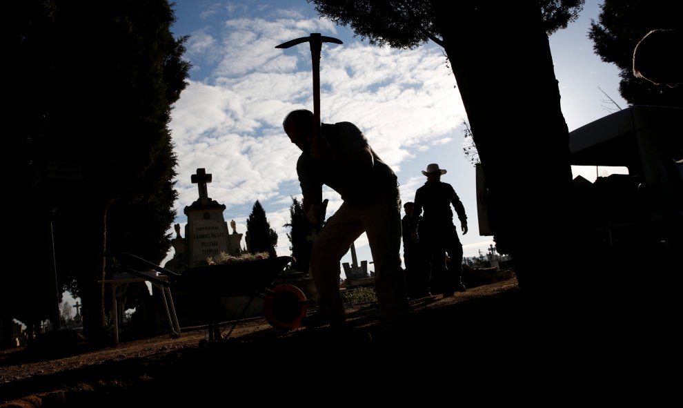 Los arqueólogos trabajan desenterrando los restos de cerca de 200 republicanos asesinados por orden de Franco durante la Guerra Civil en un cementerio de Valladlid.- REUTERS / UAN MEDINA