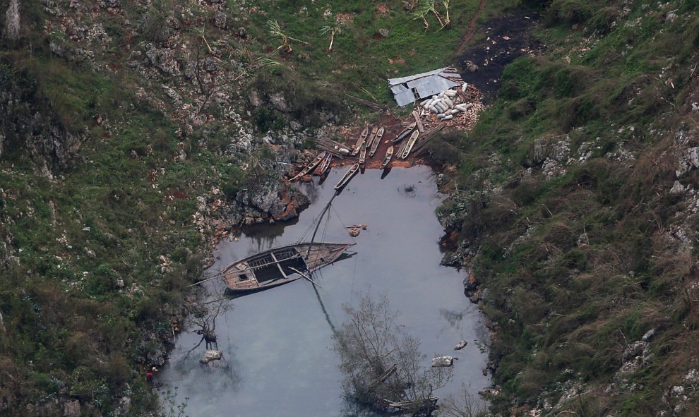 Casas y barcos destruidos por el huracán Matthew junto al pueblo de Corail en Haiti. REUTERS/Carlos Garcia Rawlins