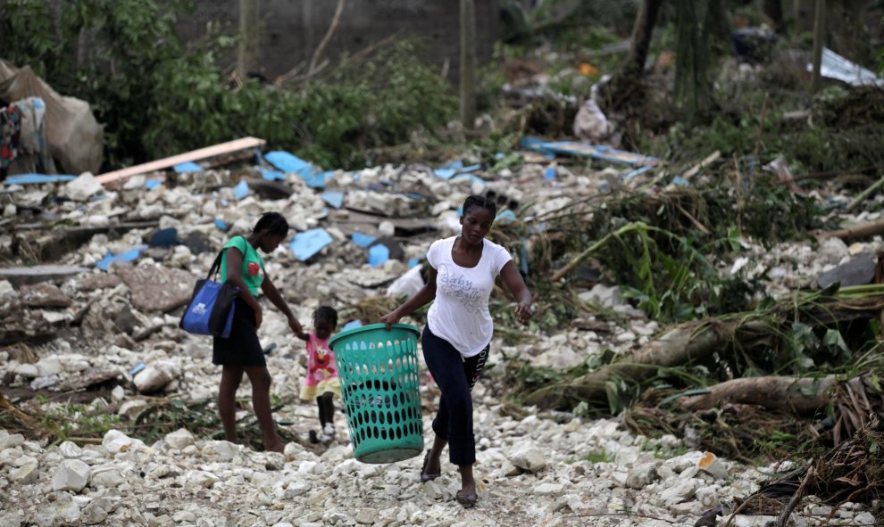 Una mujer porta un cesto en una zona devastada por el huracán Matthew en Cavaillon, Haiti. REUTERS/Andres Martinez Casares