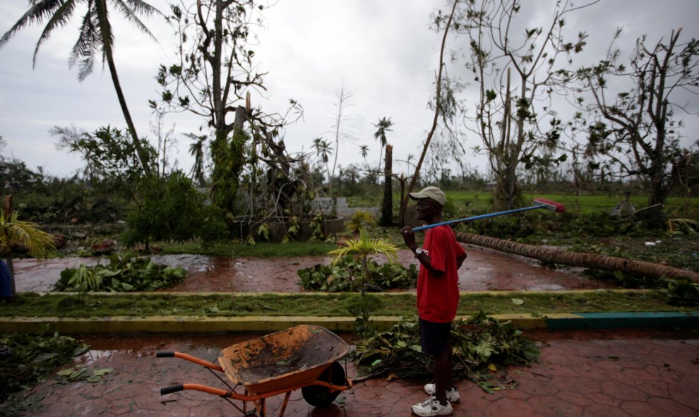 Un hombre descansa mientras limpia los escombros de los alrededores del Hotel Villa Mimosa en Les Cayes, Haiti. REUTERS/Andres Martinez Casares