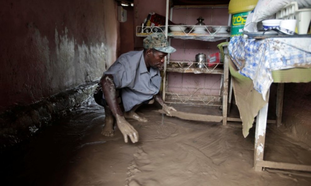 Un hombre limpia su casa inundada tras el paso del huracán Matthew en Les Cayes, Haiti. REUTERS/Andres Martinez Casares