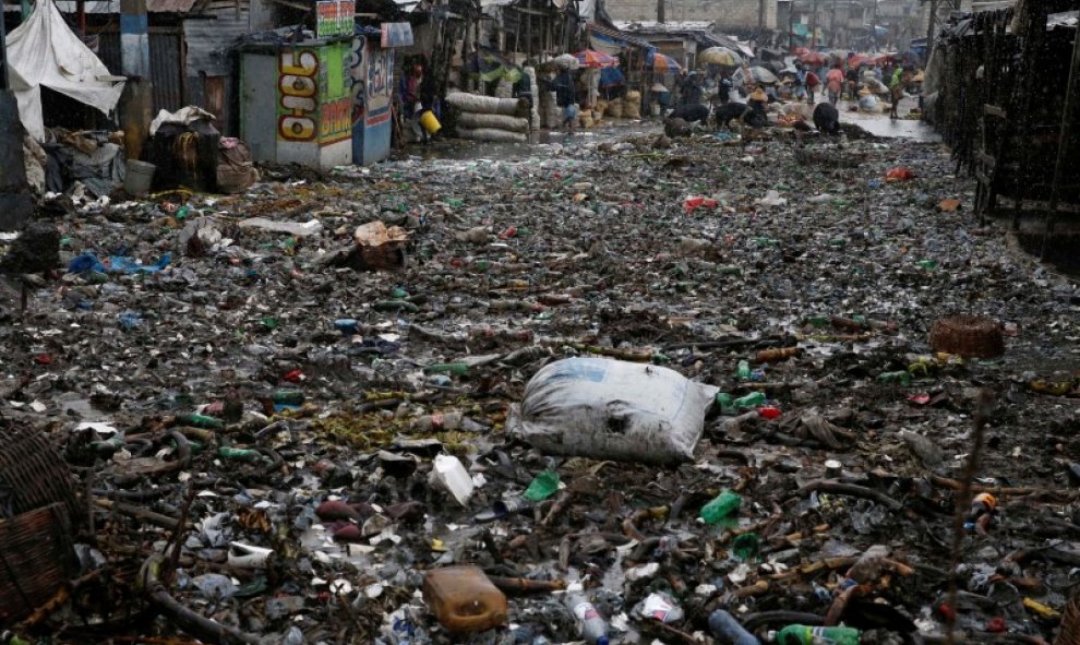 Una calle de la capital de Haiti, Puerto Príncipe, tras el paso del huracán Matthew.  REUTERS/Carlos Garcia Rawlins