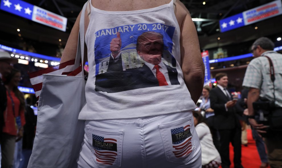 Una mujer luce una camiseta con la imagen de Donald Trump durante la Convención Republicana en Cleveland. /REUTERS