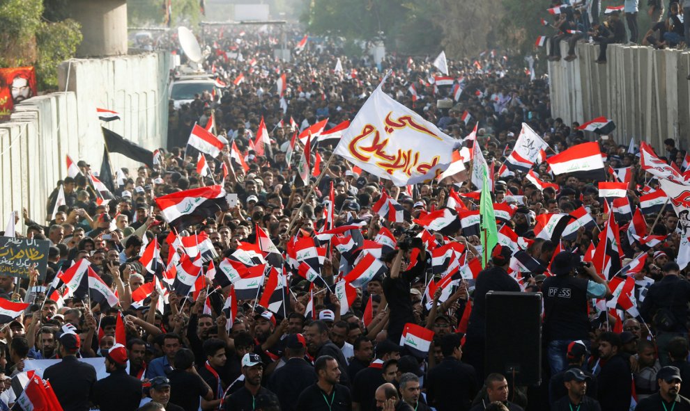 Simpatizantes de un clérigo chiíta en Irak gritan eslóganes durante una protesta en contra de Turquía enfrente de la embajada, en Badhdad. / REUTERS