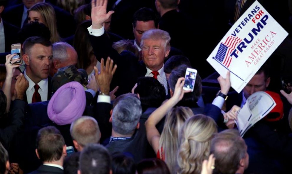 El presidente de los EEUU, Donald Trump, saluda a sus simpatizantes durante la fiesta electoral organizada por su campaña en el New York Hilton Midtown de Nueva York (Estados Unidos. EFE/SHAWN THEW