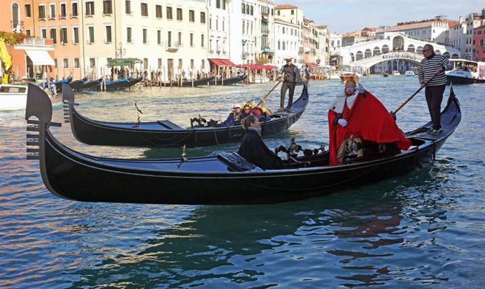 Una bandera en el Puente Rialto en Venecia (Italia), colgada por los ciudadanos que protestan por el creciente número de turistas en la ciudad. / EFE