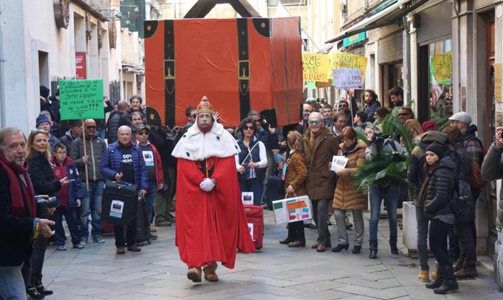 Un residente vestido como el dux de Venecia, durante las manifestaciones “Venexodus” en la ciudad italiana contra el creciente número de turistas. / EFE