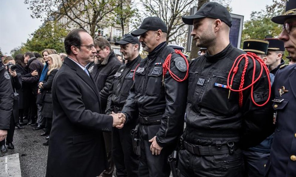 Hollande saluda a agentes de la Policía durante el acto en recuerdo a las víctimas de los atentados de hace un año en París./ EFE