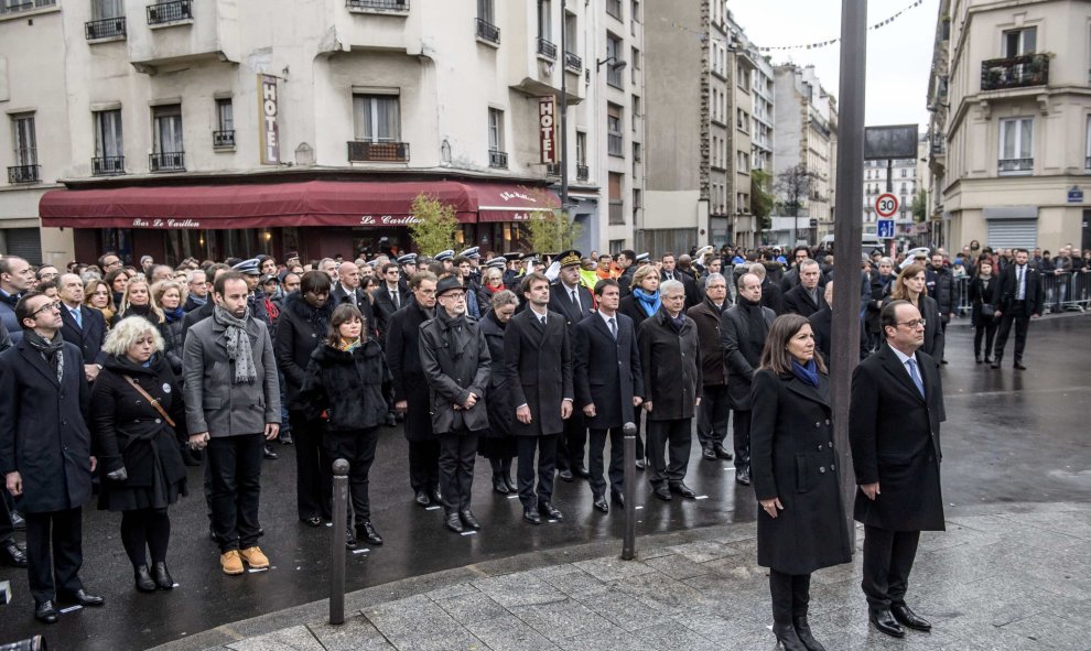 Hollande e Hidalgo en el acto en recuerdo a las víctimas./ REUTERS