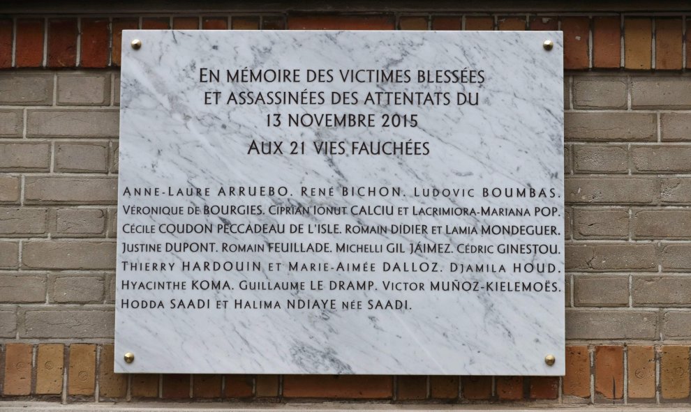 Placa conmemorativa cerca del bar La Belle Equipe./ REUTERS