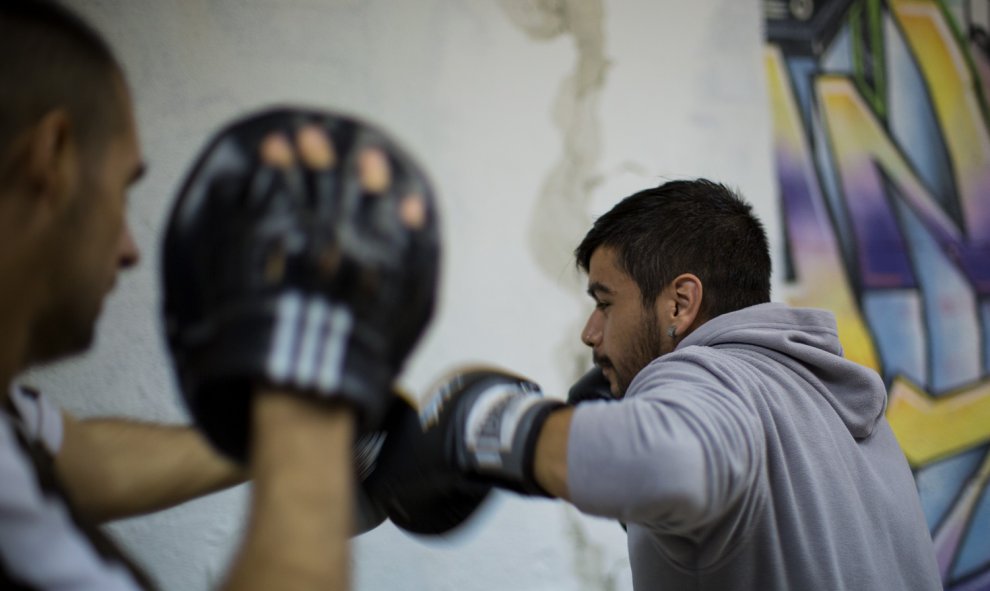 Cholo entrena con uno de los monitores en la escuela. JAIRO VARGAS