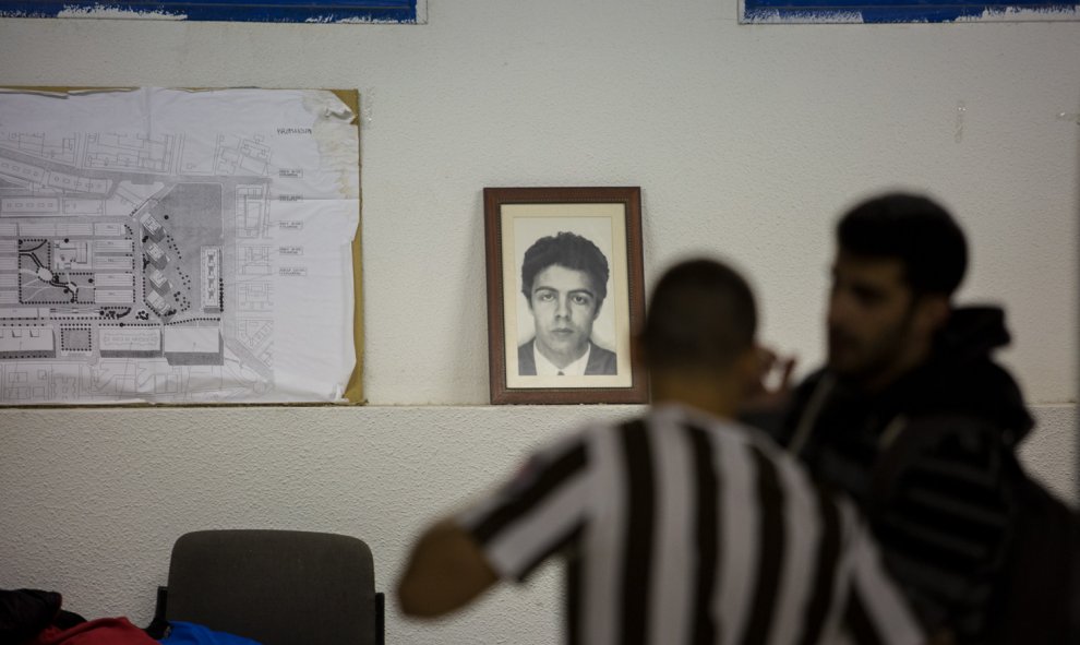 Un chico practica con el monitor, con el cuadro en el fondo de Luis Javier Benavides, uno de los abogados laboralistas asesinados en el despacho de Atocha en 1977. JAIRO VARGAS