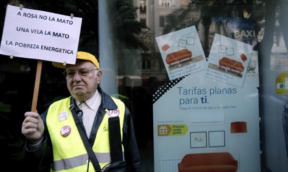 "A Rosa no la mató una vela, la mató la pobreza energética", uno de los carteles que se podían leer en la concentración en Valencia contra Gas Natural / EFE
