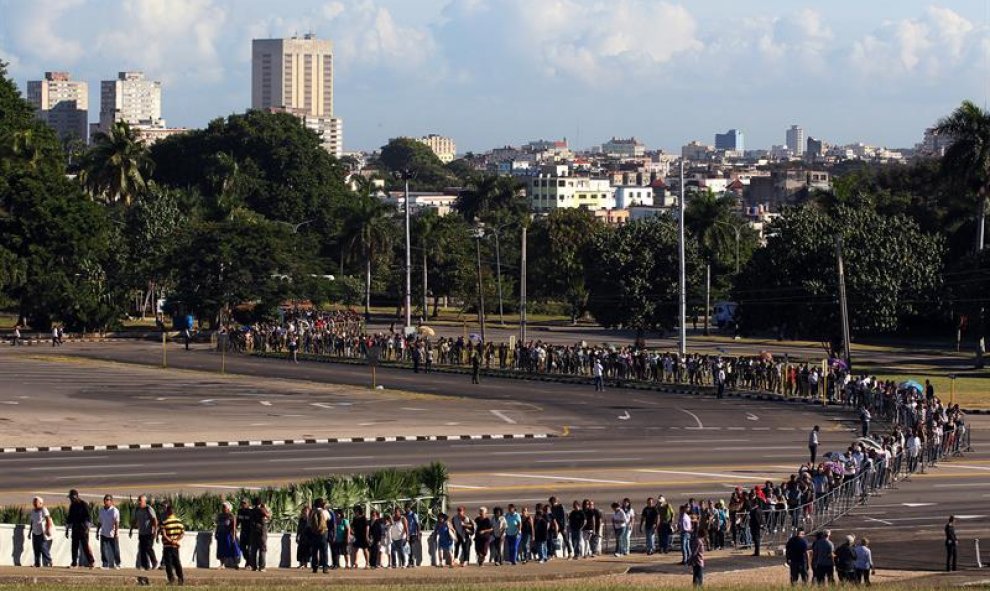 Miles de personas hacen fila este lunes para rendir homenaje póstumo al fallecido líder cubano Fidel Castro en la Plaza de la Revolución de La Habana (Cuba). Las cenizas del expresidente han sido instaladas en ese emblemático lugar de La Habana, donde per