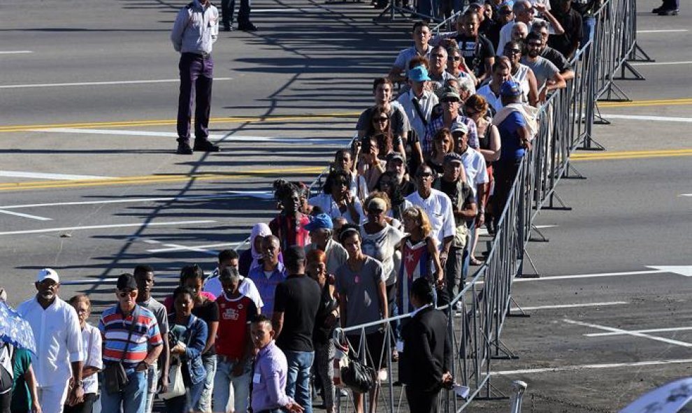 Miles de personas hacen fila este lunes para rendir homenaje al fallecido líder cubano Fidel Castro en la Plaza de la Revolución de La Habana (Cuba). EFE