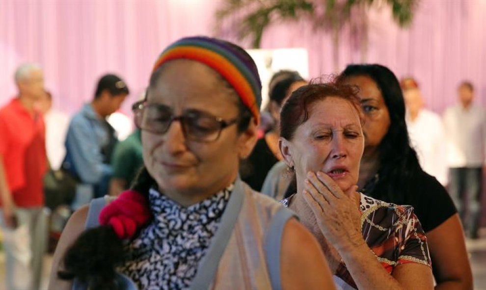 Un grupo de mujeres despide al fallecido líder cubano Fidel Castro durante un homenaje en la Plaza de la Revolución de La Habana (Cuba).  EFE